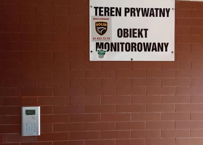 Self Check-in Lotnisko Blisko Stadion Targi Szpitale I Uczelnie بوزنان