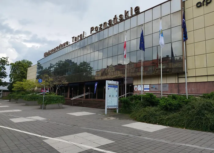 Self Check-in Lotnisko Blisko Stadion Targi Szpitale I Uczelnie Апартаменты